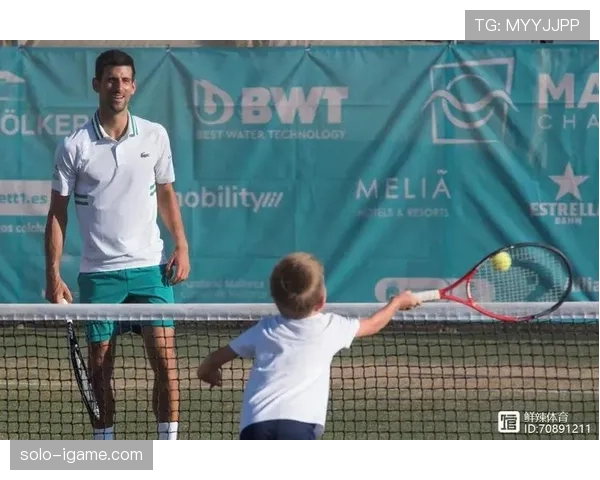 德约科维奇遛娃穿拖鞋，门外那辆见都没见过的超跑笑死我了